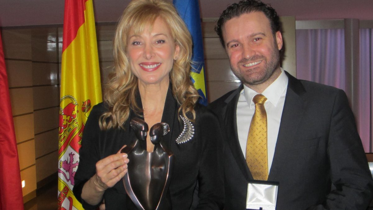 Dr. Román junto a la periodista Teresa Viejo
