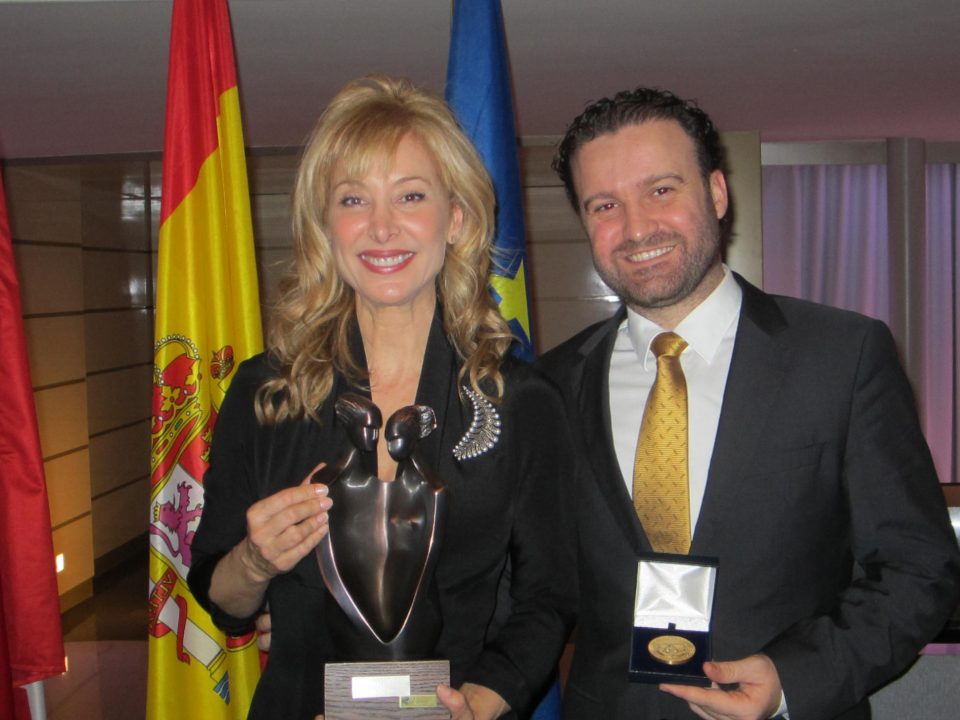 Dr. Román junto a la periodista Teresa Viejo